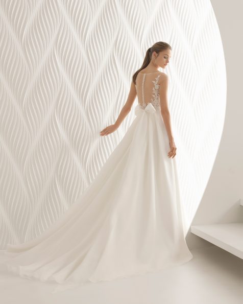 Klassisches Brautkleid aus Spitze und Organza mit Strassbesatz. V-Ausschnitt mit transparentem Einsatz, Rücken mit Spitzenapplikationen, Strassverzierung und Transparenzen, in Naturweiß/Nude.