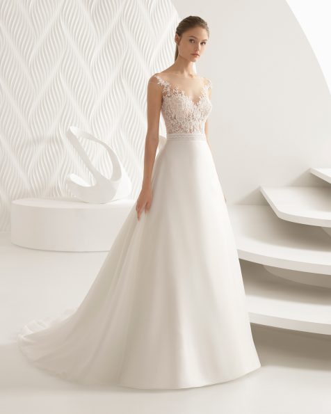 Klassisches Brautkleid aus Spitze und Organza mit Strassbesatz. V-Ausschnitt mit transparentem Einsatz, Rücken mit Spitzenapplikationen, Strassverzierung und Transparenzen, in Naturweiß/Nude.