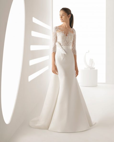 Abito da sposa taglio sirena in ottomano e pizzo con schiena scollata e trasparenze.