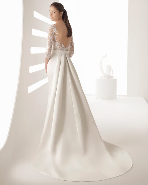 Abito da sposa taglio sirena in ottomano e pizzo con schiena scollata e trasparenze.