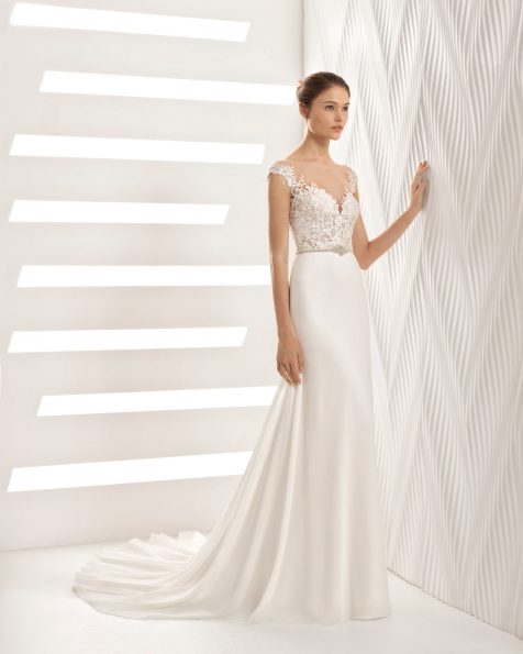Meerjungfrau-Brautkleid aus Georgette und Spitze mit Deep-Plunge-Ausschnitt und strassbesetztem Gürtel.