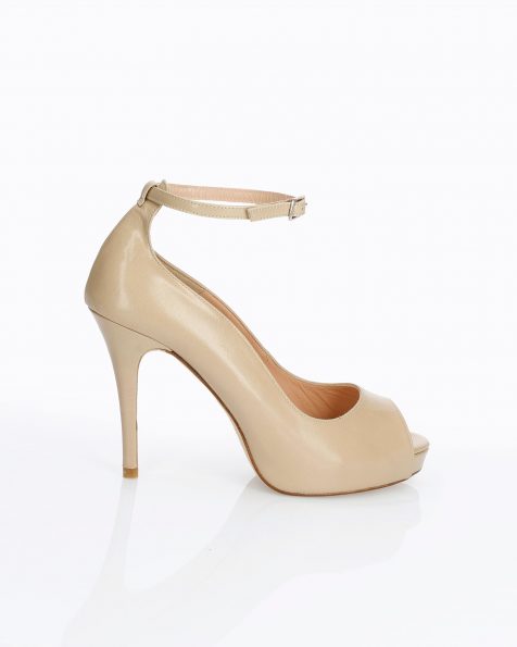 Zapato de novia estilo peep-toe en piel. Con tacón alto y pulsera. Disponible en color natural y camel. Colección ROSA CLARA COUTURE 2019.