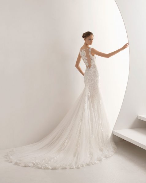 Vestido de noiva corte sereia de renda e brilhantes, com decote em forma de coração e costas com efeito tatuagem com transparências e bolsos. Coleção ROSA CLARA 2019.