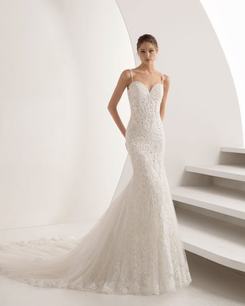 Vestido de noiva corte sereia de renda e brilhantes, com decote em forma de coração e costas com efeito tatuagem com transparências e bolsos. Coleção ROSA CLARA 2019.