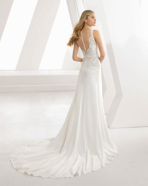 Ballgown-style wedding dress in crepe Georgette and beaded lace. V-neckline and open back. Available in natural. 2019 ROSA CLARA Collection.