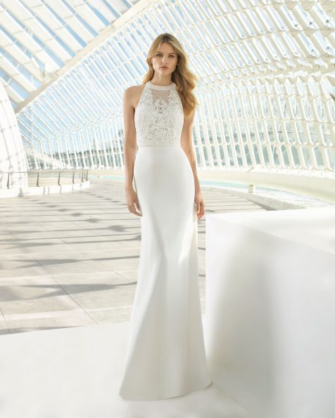 Vestido de novia corte evasé de georgette, encaje y pedrería. Escote halter y espalda con efecto tattoo, en color natural. Colección ROSA CLARA 2019.