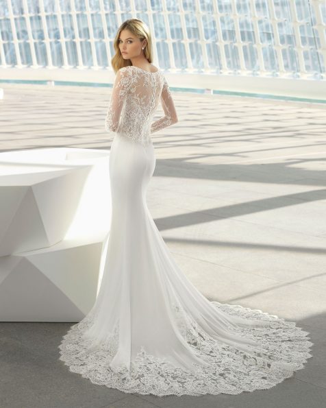Long-sleeved mermaid-style wedding dress in crepe Georgette and beaded lace, in natural. 2019 ROSA CLARA Collection.