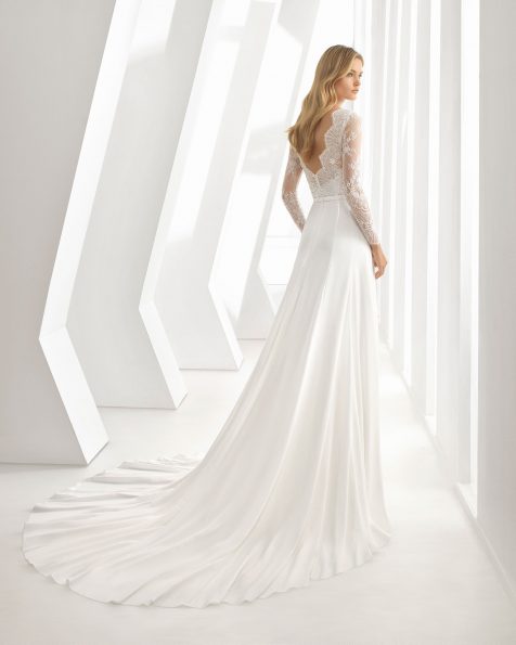 Vestido de novia corte evasé en georgette, encaje y pedrería. De manga larga y escote ilusión. Disponible en color natural. Colección ROSA CLARA 2019.