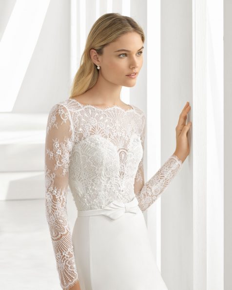 Vestido de novia corte evasé en georgette, encaje y pedrería. De manga larga y escote ilusión. Disponible en color natural. Colección ROSA CLARA 2019.