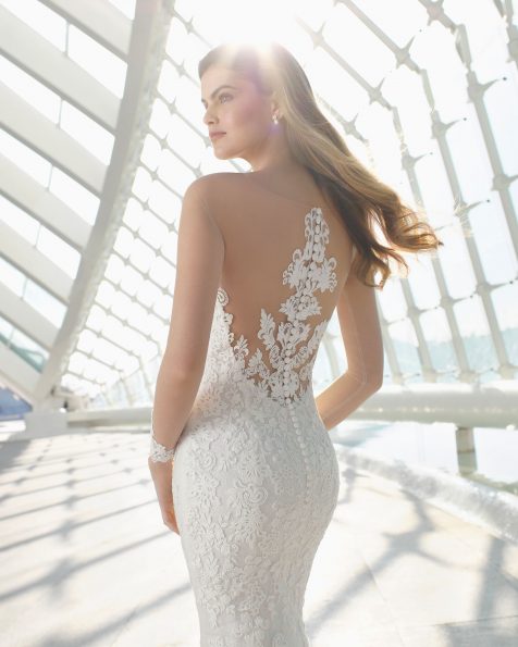 Mermaid-style wedding dress in beaded lace. Sweetheart neckline and long sleeves. Available in natural. 2019 ROSA CLARA Collection.