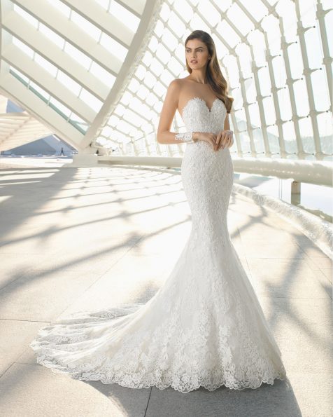 Mermaid-style wedding dress in beaded lace. Sweetheart neckline and long sleeves. Available in natural. 2019 ROSA CLARA Collection.