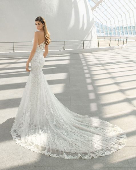Sheath-style wedding dress in beaded guipure lace. Sweetheart neckline and back with beaded lace. Available in natural. 2019 ROSA CLARA Collection.