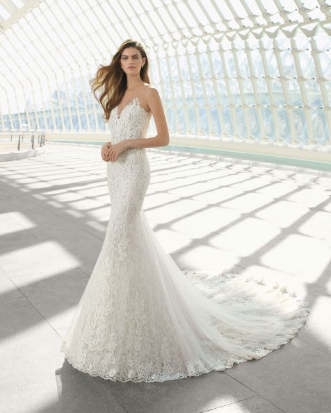 Sheath-style wedding dress in beaded guipure lace. Sweetheart neckline and back with beaded lace. Available in natural. 2019 ROSA CLARA Collection.