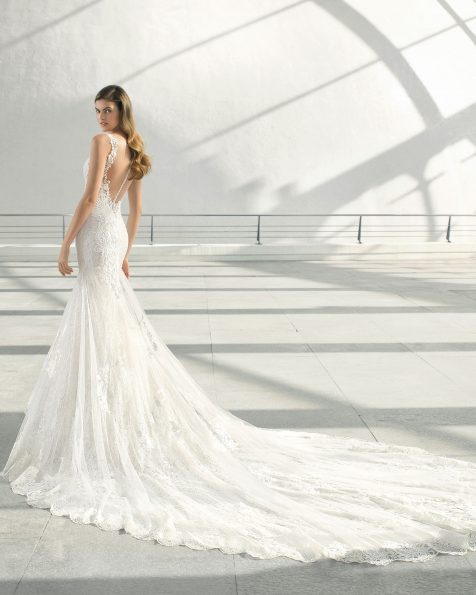 Vestido de novia corte recto de encaje y pedrería. Escote en V. Disponible en color natural. Colección ROSA CLARA 2019.
