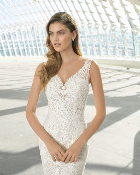 Vestido de novia corte recto de encaje y pedrería. Escote en V. Disponible en color natural. Colección ROSA CLARA 2019.