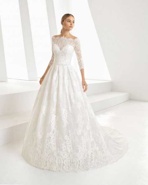Vestido de novia estilo romántico de encaje y pedrería. Escote bateau y manda francesa. Disponible en color natural. Colección ROSA CLARA 2019.