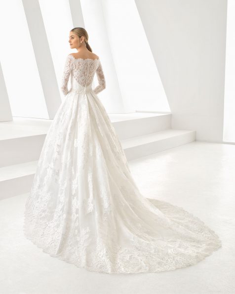 Vestido de novia estilo romántico de encaje y pedrería. Escote bateau y manda francesa. Disponible en color natural. Colección ROSA CLARA 2019.