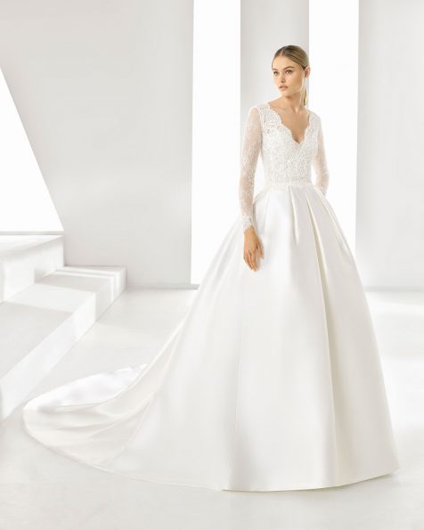 Classic wedding dress in beaded lace and tammy. V-neckline and long sleeves. Available in natural. 2019 ROSA CLARA Collection.