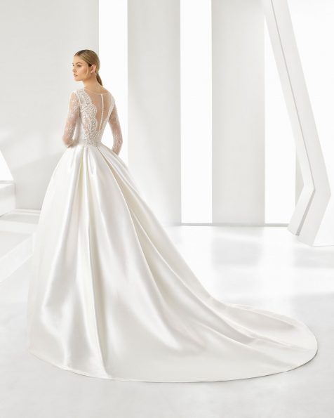 Classic wedding dress in beaded lace and tammy. V-neckline and long sleeves. Available in natural. 2019 ROSA CLARA Collection.