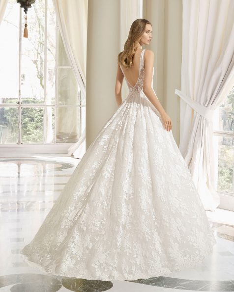 Princess-style lace wedding dress Deep-plunge neckline and V-back. With hemstitch detail, sheer inserts, and guipure lace appliqués. Available in natural. 2019 ROSA CLARA COUTURE Collection.