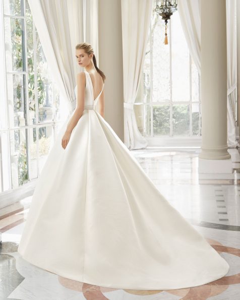Classic tailored wedding dress in amalfi. Bateau neckline and V-back. With pockets, hemstitch detail and trim. Available in natural. 2019 ROSA CLARA COUTURE Collection.