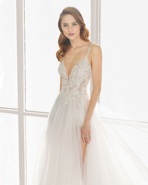 Princess-Brautkleid aus strassbesetzter Spitze und Royal-Tüll. Deep-Plunge-Ausschnitt und transparente Einsätze. Mit Culotte und bauschigem Rock mit Vorderschlitz. Erhältlich in Naturweiß. Kollektion ROSA CLARA COUTURE 2019.