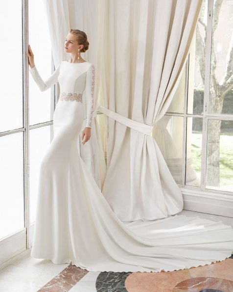 Vestido de novia estilo boho en guipur y crepe. Escote barco y espalda V. De manga larga con aplicaciones de guipur. Disponible en color natural. Colección ROSA CLARA COUTURE 2019.