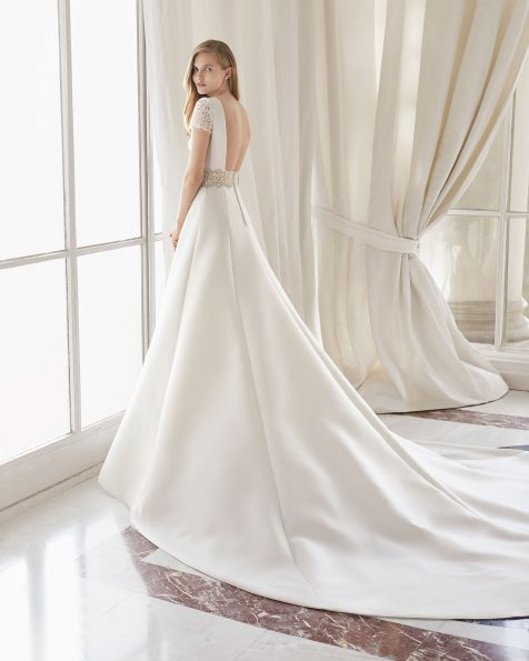 Abito da sposa classico di alta moda in Amalfi. Scollo a V e schiena scollata. Con decorazione di guipure in vita e maniche. Colore naturale. Collezione ROSA CLARA COUTURE 2019.