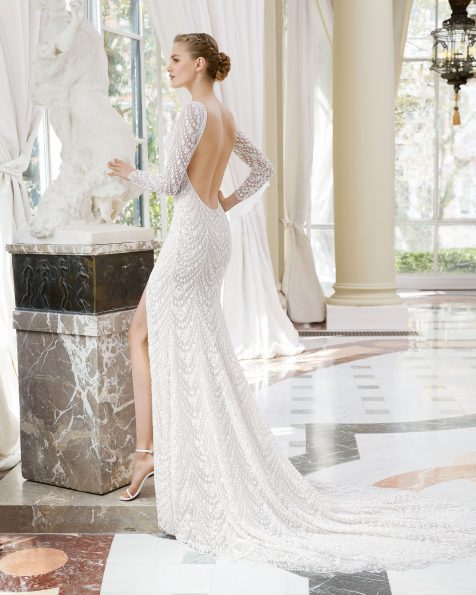 Vestido de novia corte sirena de encaje bordado con pedrería. Escote caja, espalda escotada y manga larga. Disponible en color natural. Colección ROSA CLARA COUTURE 2019.