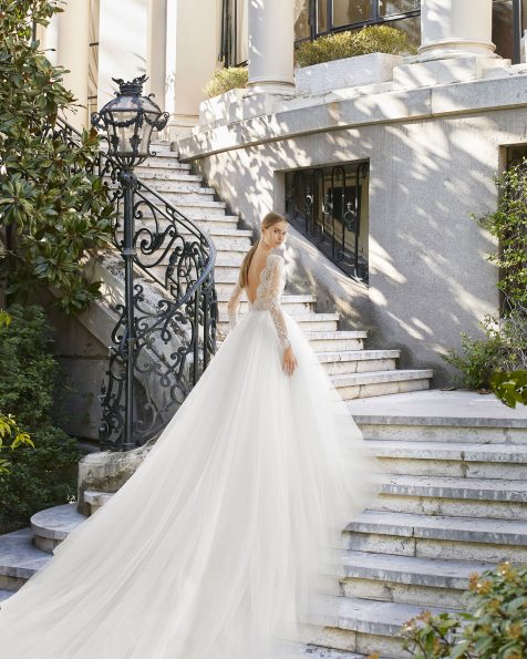 Princess-style long-sleeved dress with sheer lace bodice, boat neckline and ballgown-style tulle skirt, in natural. 2019 ROSA CLARA COUTURE Collection.