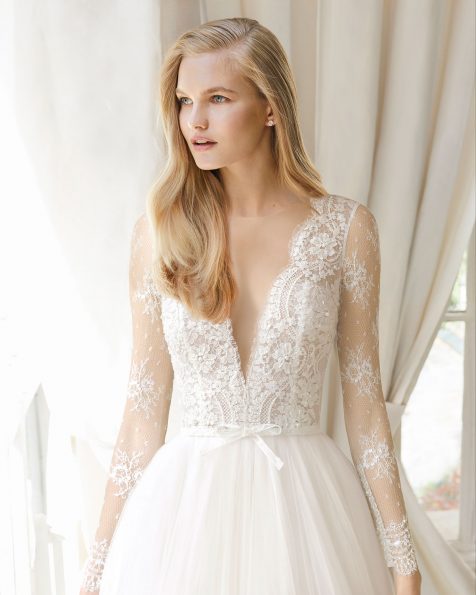 Abito da sposa stile bohemien con corpetto di pizzo e strass con trasparenze e gonna leggera con pieghe di tulle royal, colore naturale. Collezione ROSA CLARA COUTURE 2019.