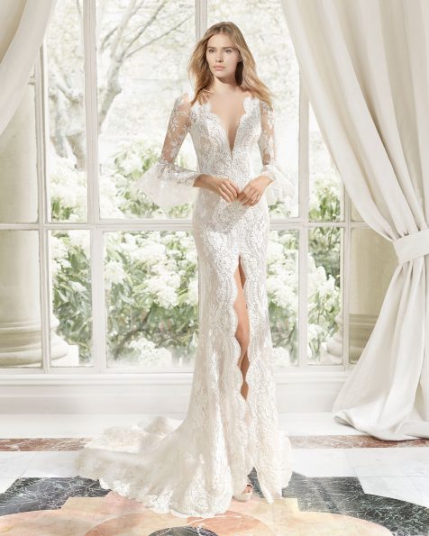 Vestido de novia corte sirena de encaje y encaje con pedrería, con escotes V y manga fantasía, en color natural/nude. Colección ROSA CLARA COUTURE 2019.