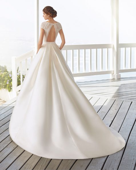 Klassisches Brautkleid aus Sienna und Spitze mit Strassbesatz. Hochgeschlossener Ausschnitt und Rücken aus Spitze. Kollektion ROSA CLARA 2020.