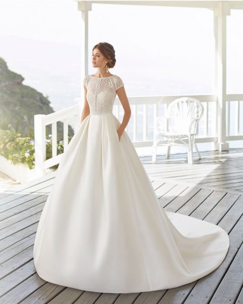 Klassisches Brautkleid aus Sienna und Spitze mit Strassbesatz. Hochgeschlossener Ausschnitt und Rücken aus Spitze. Kollektion ROSA CLARA 2020.