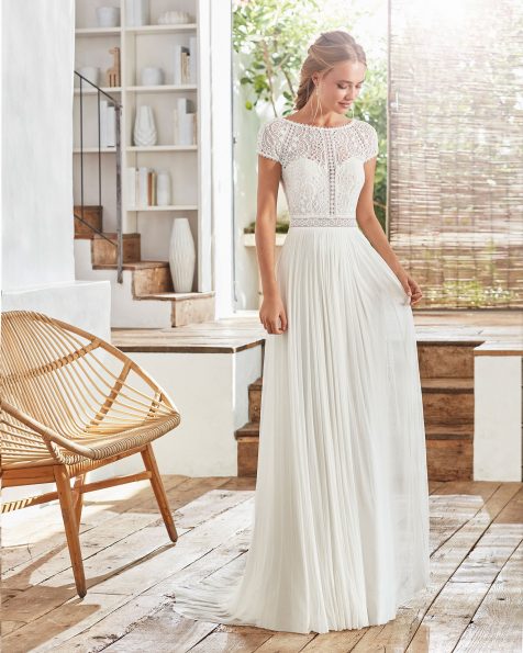 Schmales Boho-Brautkleid aus Musselin und Spitze. U-Boot-Ausschnitt, kurze Spitzenärmel und freier Rücken. Kollektion ROSA CLARA 2020.