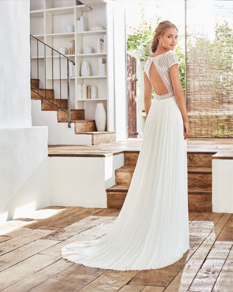 Schmales Boho-Brautkleid aus Musselin und Spitze. U-Boot-Ausschnitt, kurze Spitzenärmel und freier Rücken. Kollektion ROSA CLARA 2020.