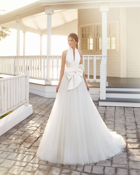 Vestido de novia estilo clásico en sienna y tul. Escote deep-plunge y lazo en cintura y espalda abierta. Colección ROSA CLARA 2020.