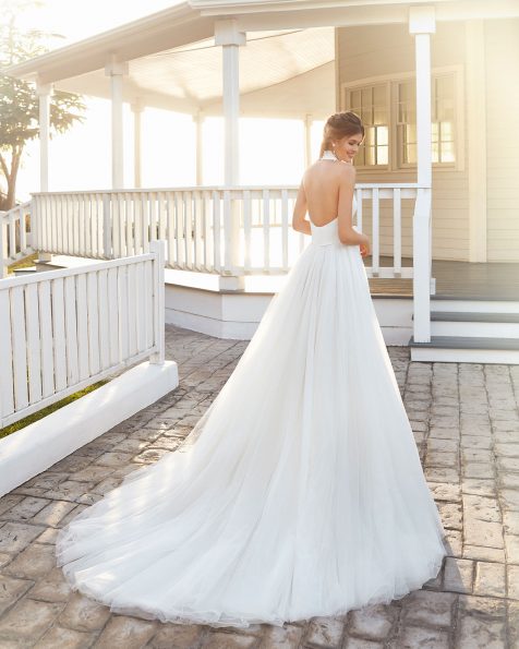 Vestido de novia estilo clásico en sienna y tul. Escote deep-plunge y lazo en cintura y espalda abierta. Colección ROSA CLARA 2020.