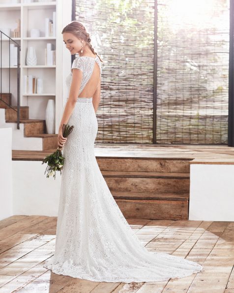 Boho mermaid-style lace wedding dress. Bateau neckline, short sleeves and teardrop back. 2020 ROSA CLARA Collection.