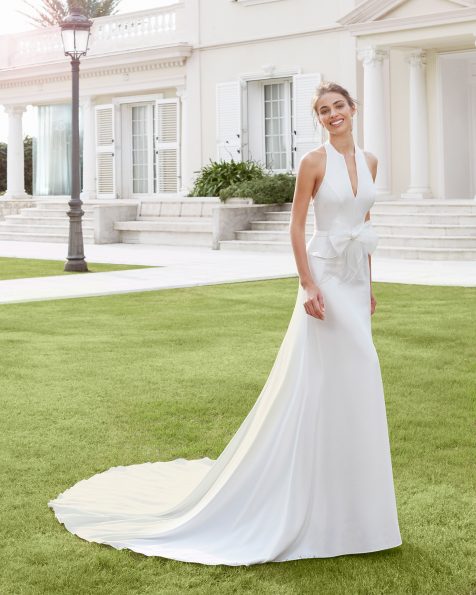 Vestido de novia estilo línea A de crepe. Con escote y espalda escotada. Con lazo en la cintura. Con forro moldeador. Colección ROSA CLARA 2020.