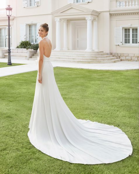 Vestido de novia estilo línea A de crepe. Con escote y espalda escotada. Con lazo en la cintura. Con forro moldeador. Colección ROSA CLARA 2020.