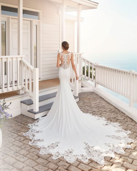 Mermaid-style wedding dress in stretch crepe and beaded lace. Bateau neckline and back with beaded lace. Skirt with lace appliqués. With shaper lining. 2020 ROSA CLARA Collection.