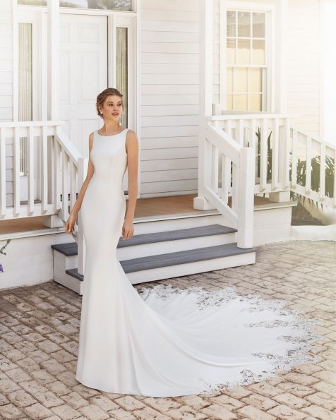 Mermaid-style wedding dress in stretch crepe and beaded lace. Bateau neckline and back with beaded lace. Skirt with lace appliqués. With shaper lining. 2020 ROSA CLARA Collection.
