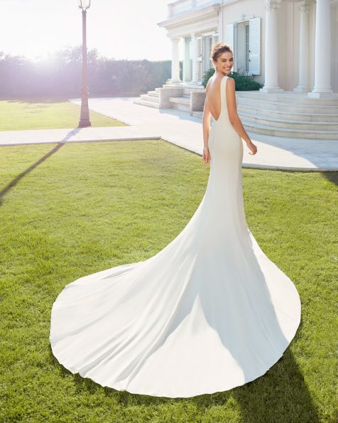 Vestido de novia corte sirena de crepe elástico y encaje. Escote y espalda en V con manga larga. Con forro moldeador. Colección ROSA CLARA 2020.