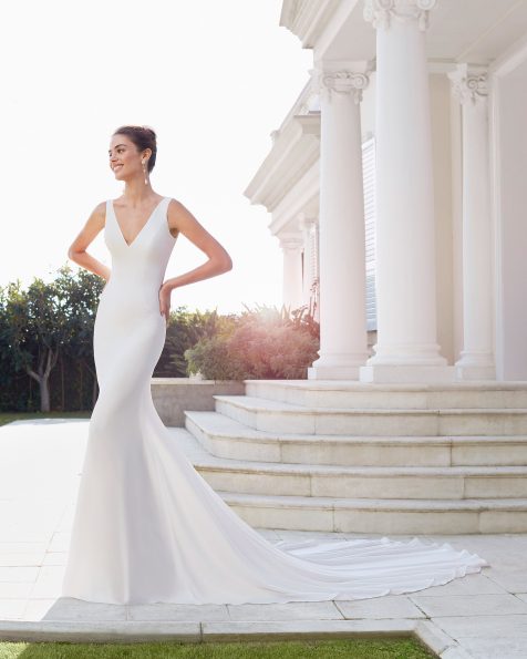 Vestido de novia corte sirena de crepe elástico y encaje. Escote y espalda en V con manga larga. Con forro moldeador. Colección ROSA CLARA 2020.