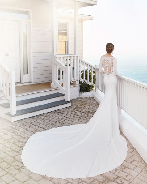 Vestido de novia corte sirena de crepe elástico de encaje con pedrería en las mangas. Escote barco y espalda con encaje. Con forro moldeador. Colección ROSA CLARA 2020.