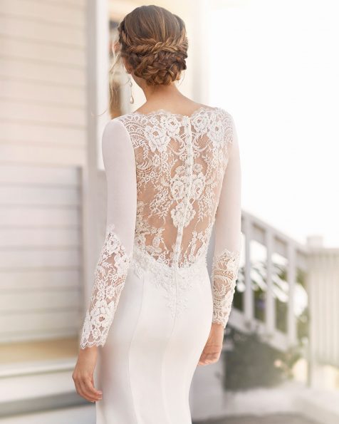 Vestido de novia corte sirena de crepe elástico de encaje con pedrería en las mangas. Escote barco y espalda con encaje. Con forro moldeador. Colección ROSA CLARA 2020.