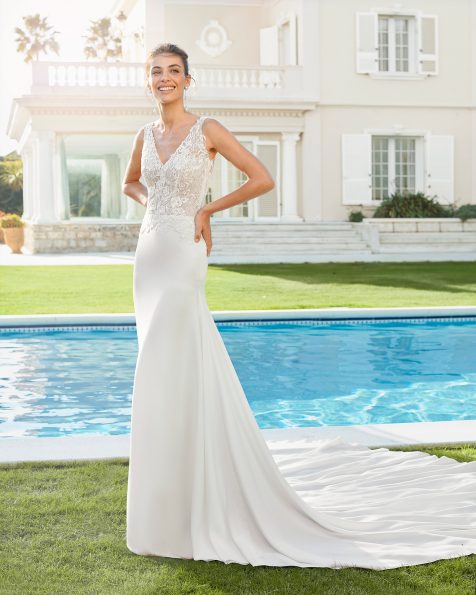 Sheath-style wedding dress in stretch crepe and beaded lace. V-neckline and tattoo-effect back. With shaper lining. 2020 ROSA CLARA Collection.