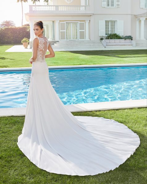 Sheath-style wedding dress in stretch crepe and beaded lace. V-neckline and tattoo-effect back. With shaper lining. 2020 ROSA CLARA Collection.