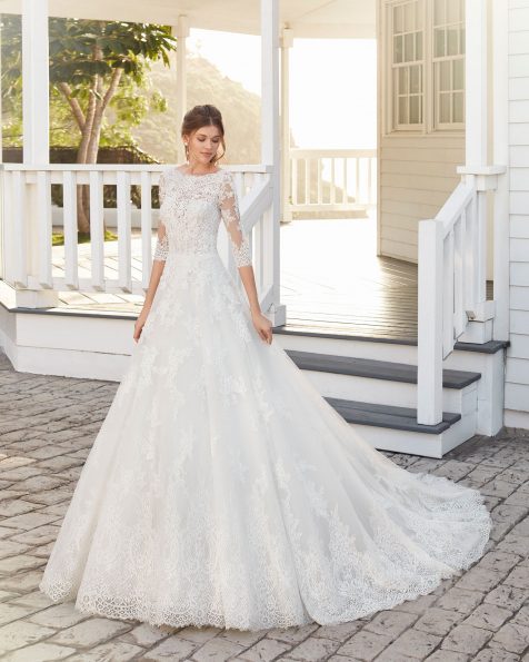Vestido de novia estilo línea A de encaje y pedrería. Escote redondo con manga larga de tul y pedrería espalda escotada. Colección ROSA CLARA 2020.